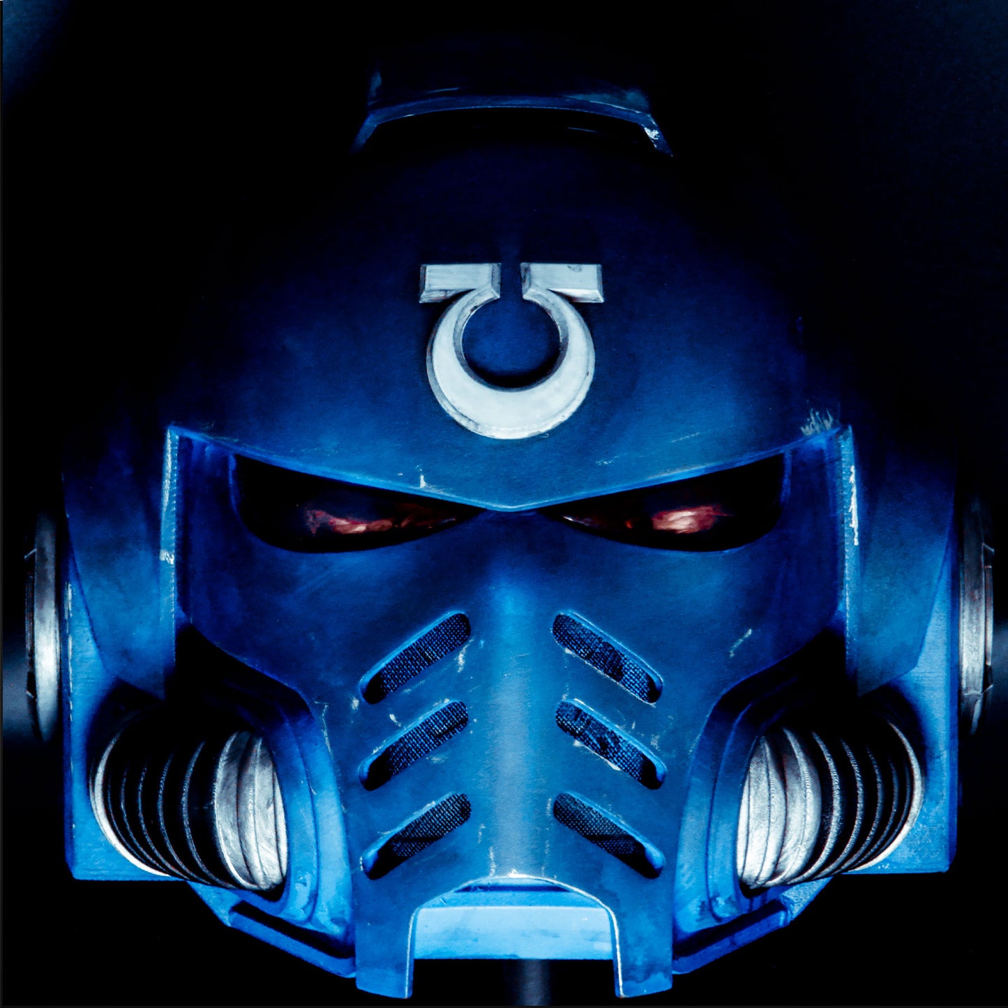 خوذة Warhammer Space Marine 2: Ultramarine - دعامة أو زي تنكري